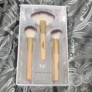 NWT NIB Isaac Mizrahi Natural 3 Pc Make Up Brush Set Powder Fan Blush